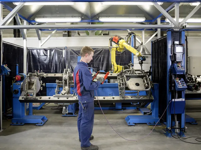 Robotické svařovací pracoviště, technik u ovládacího panelu